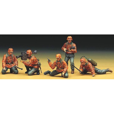 (13252) - GERMAN INF. FIGURES 1/35 (13252) - GERMAN INF. FIGURES 1/35