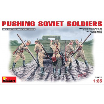 Pushing Soviet Soldiers 1/35