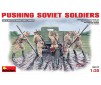 Pushing Soviet Soldiers 1/35